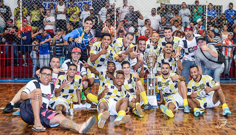 Amigos Futsal com o troféu de campeão. Foto: Julio Gomes
