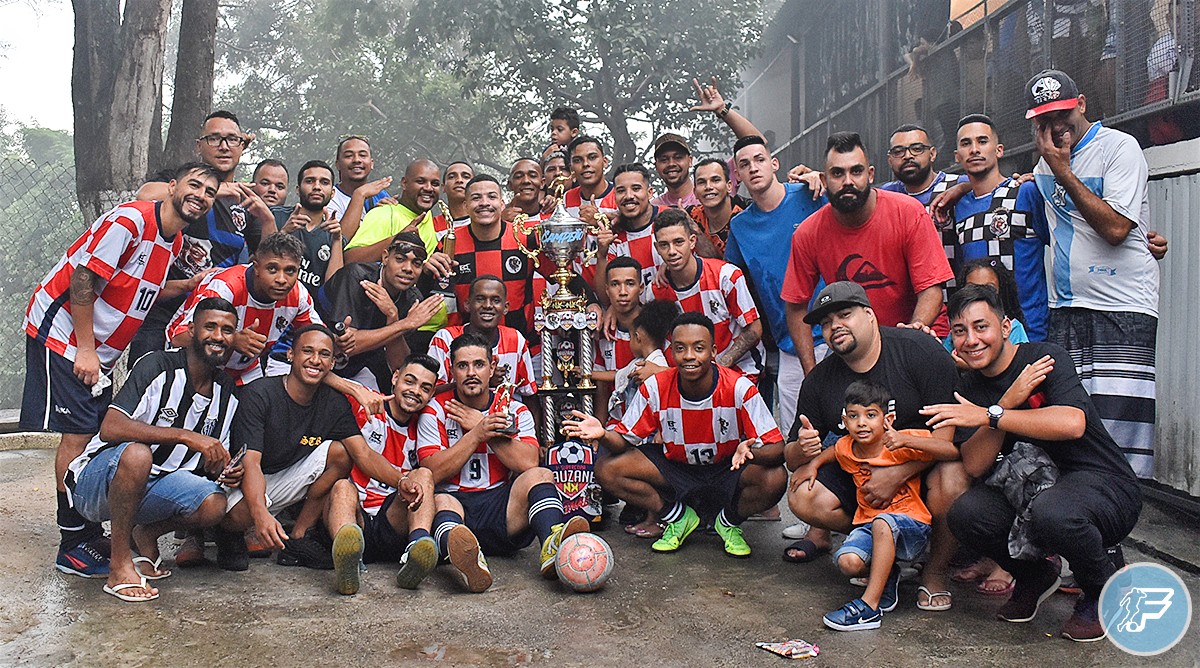 Cadelões Futsal do Lauzane Paulista com a taça de campeão. Foto: Renato Bacili