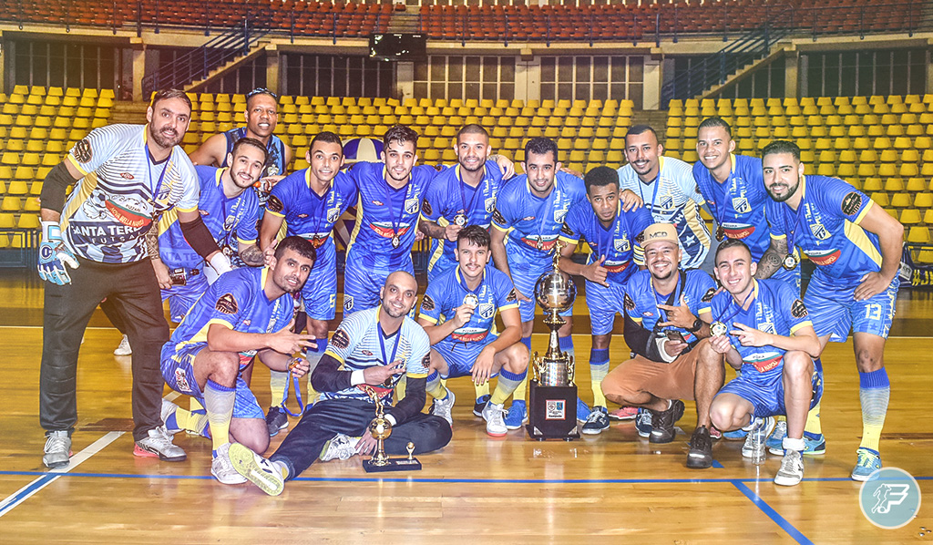 Equipe do Santa Terezinha com o troféu de campeão. Foto: Julio Gomes